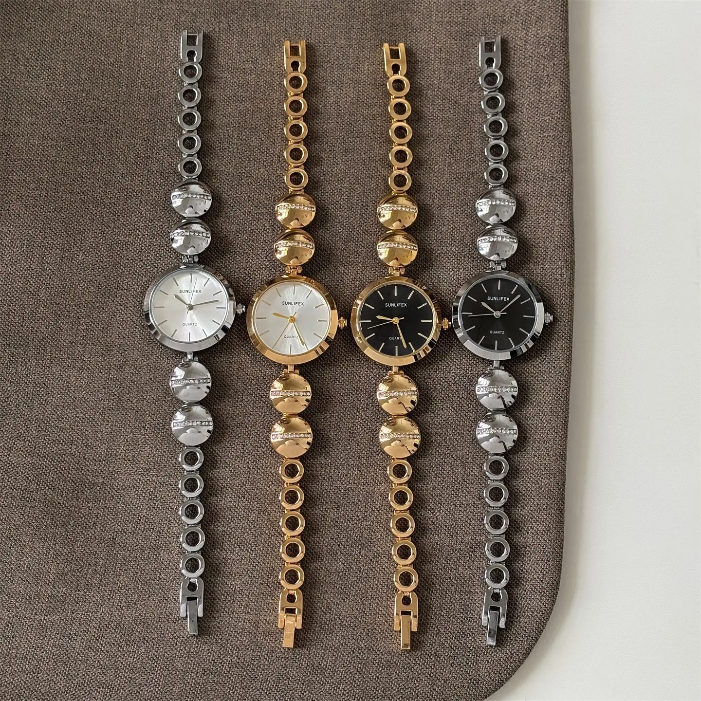 นาฬิกาข้อมือผู้หญิง SUNLIFEX สีทองเงิน หน้าปัดกลม นาฬิกาควอตซ์ ประดับเพชรเทียม สายแบบกำไลข้อมือ relogio feminino