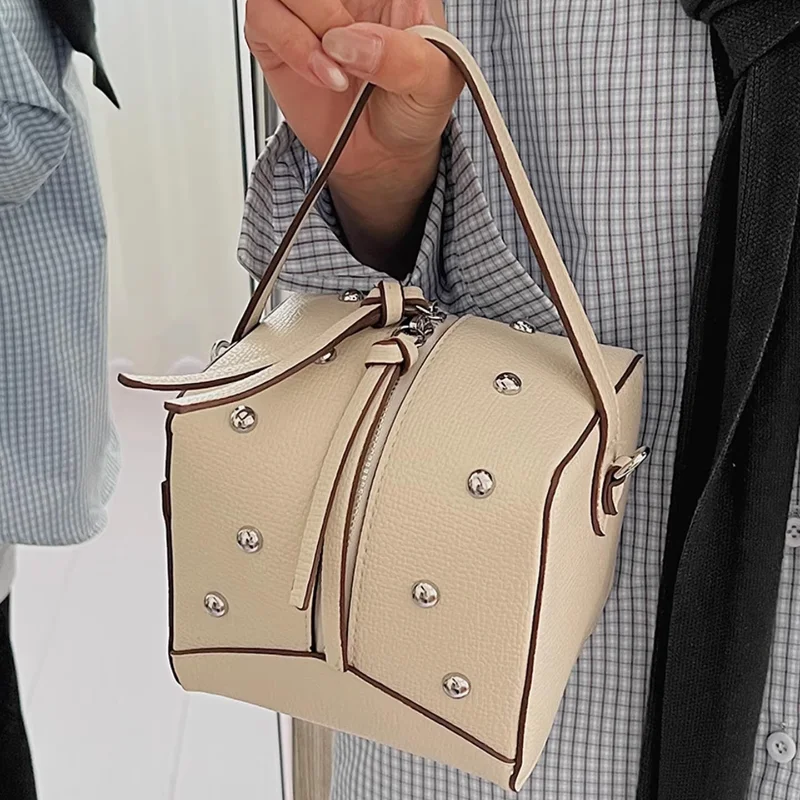 

Женская мини-сумка-кроссбоди из искусственной кожи с декором из заклепок, на молнии, изысканная, для повседневного использования, квадратная, на плечо