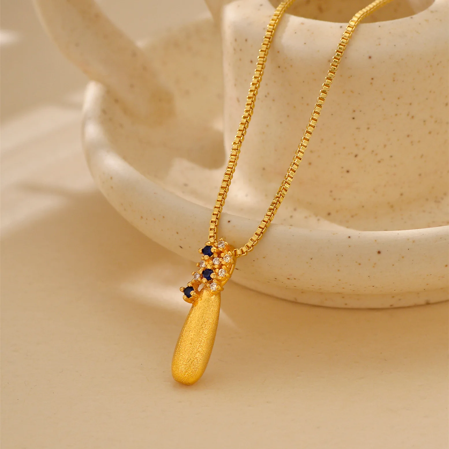 women 3D water drop gold pendant made of 24K pure gold AU999 is gentle all-match clavicle jewelry for ladies daily commute.