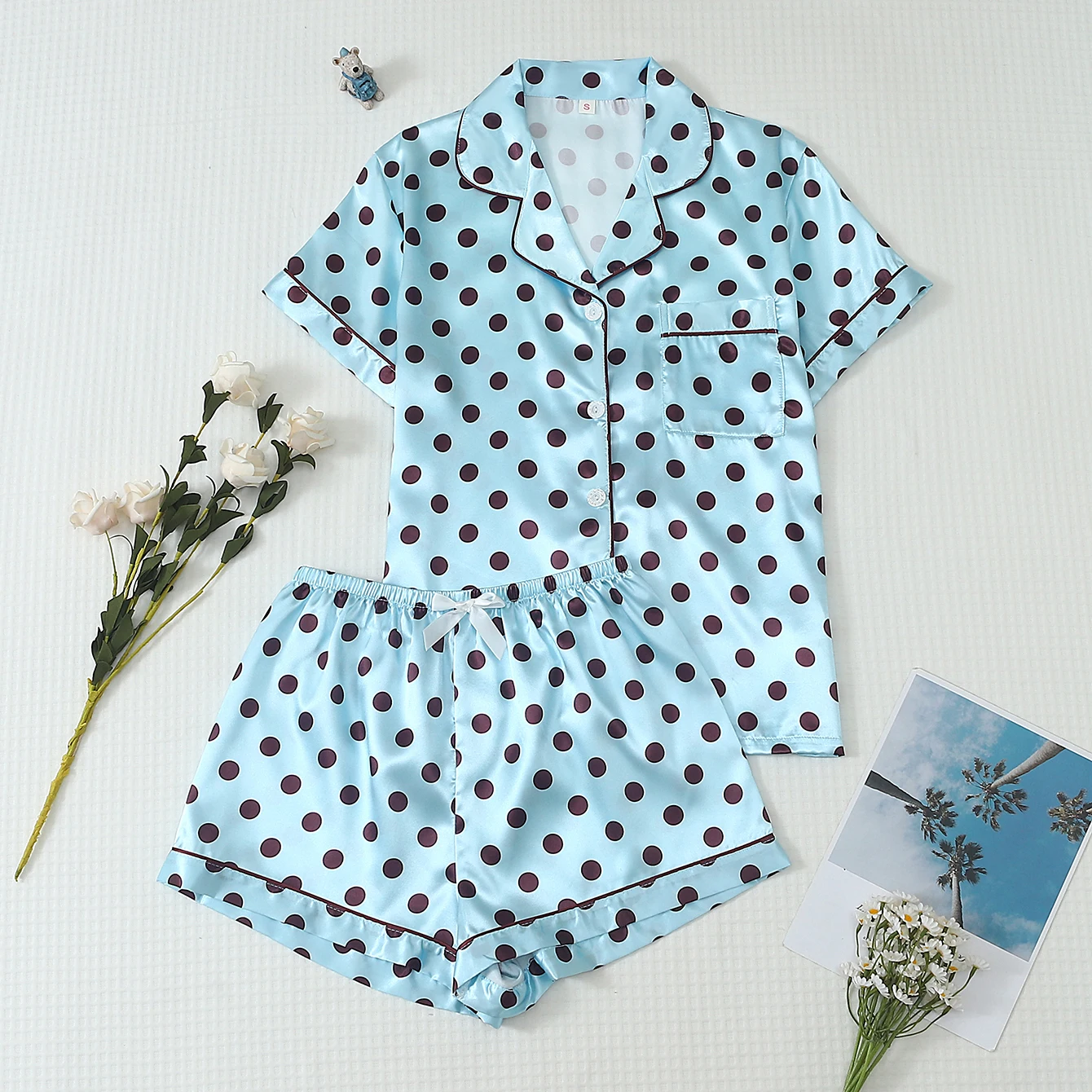 Two-Piece Set of Comfortable Satin Coffee Dot Print Lapel Button-Up Short-Sleeve Top with Pockets and Bow Shorts, Spring and Summer Women's Pajama Loungewear Set Suitable for Home Use