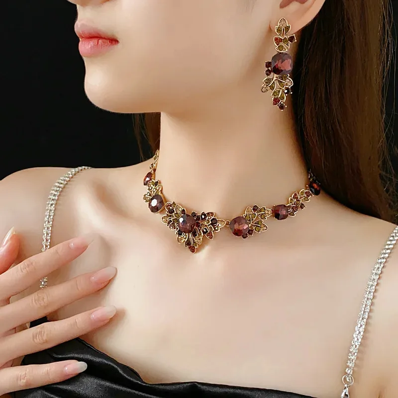 

Medieval Vintage Necklaces Square Leaves Zircon Clavicle Chain Retro Luxury Design Ornament Suit for Women