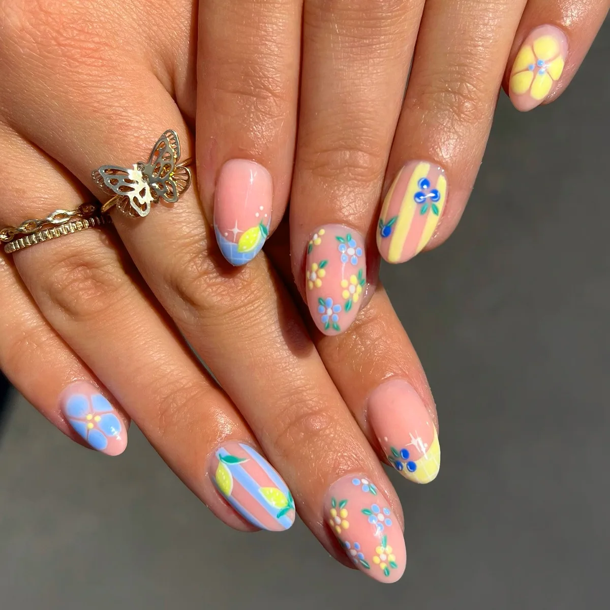

24Pcs Short French Almond Nails Set Press on with Flower Lemon Design Fake Nail for Woman Datachable Finished False Nails Tips