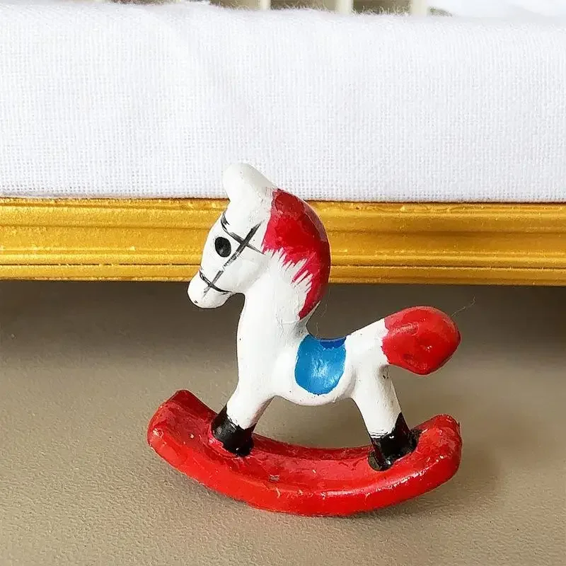 1/12 Casa delle bambole Mini Cavallo a dondolo Modello di bambola Casa della scuola materna Cavallo di Troia Mobili Decor Casa delle bambole Micro Scena Puntelli Foto