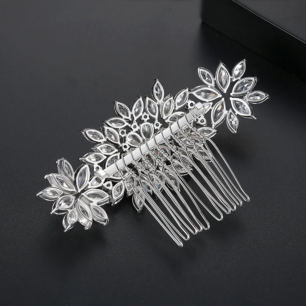 LUOTEEMI Gorgeous Flower Hair Accessories for Women Trendy Fashion Wedding Haircomb Jewelry Wedding Decoration for Bridesmaid