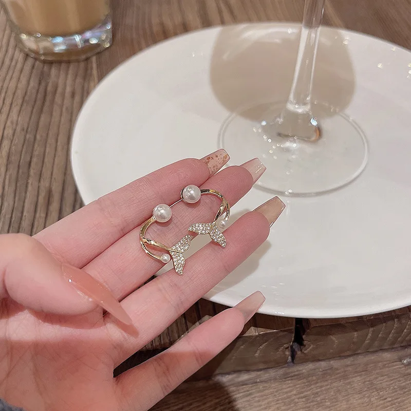 

Korean version of French temperament pearl stud earrings high sense earrings love flower versatile earrings women