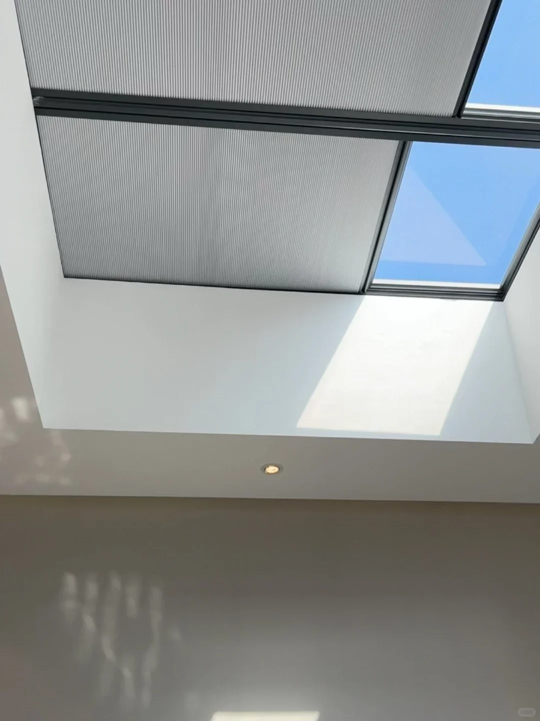 Manufacturer Modern Customized Size Cellular  Window Blackout Smart Motorized Cordless Skylight Honeycomb Blinds