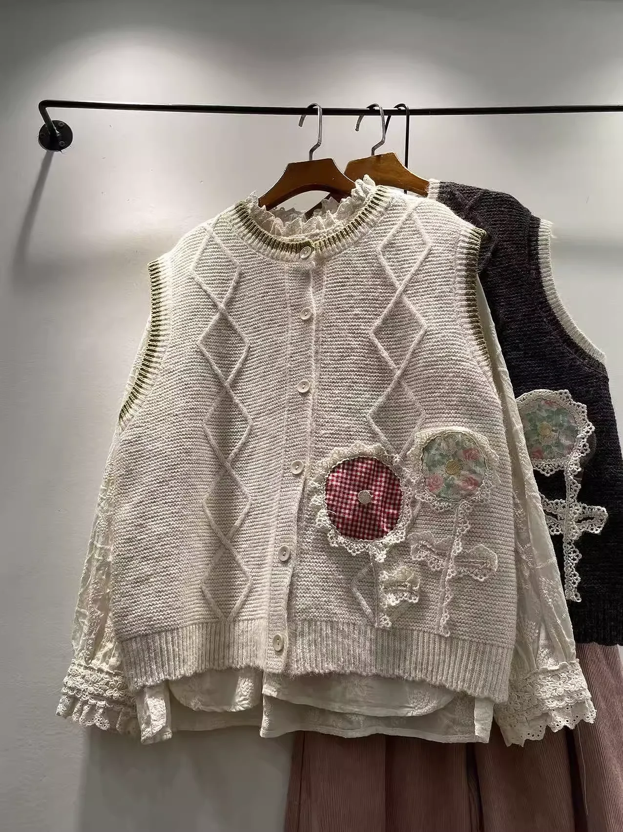 

Милый Лолита, осенне-зимний вязаный свитер, жилет, японский кавайный бежевый, серый клетчатый трикотаж с нашивками, кардиган без рукавов для девочек Mori S