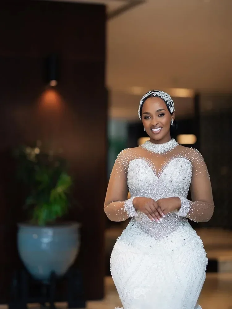 

Индивидуальное свадебное платье с высоким воротником, расшитое кристаллами и бисером ручной работы, с иллюзорными длинными рукавами и каскадными оборками