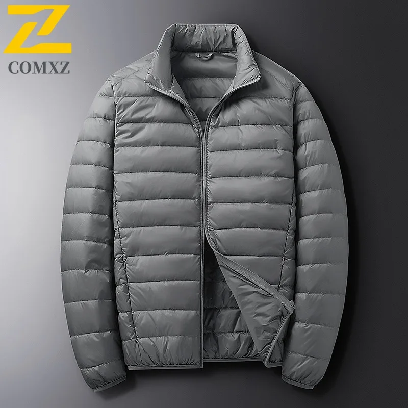COMXZ Autunno Inverno New Fashion Stand Colletto Cappotto da uomo Piumino leggero Tendenza Casual Versatile Impermeabile Antivento 2025