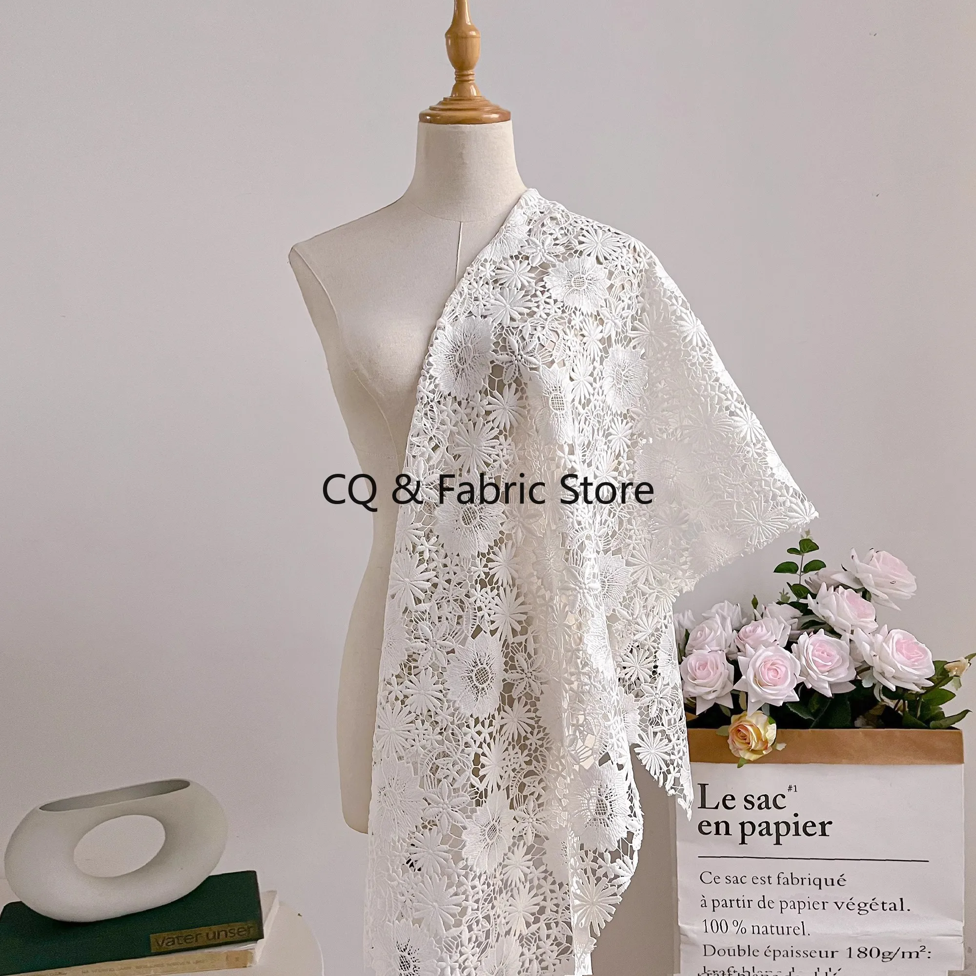 Tela de encaje blanco puro soluble en agua flor ahuecada bordado para vestido de mujer ropa tela decorativa