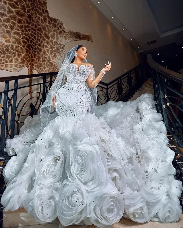 Vestido de novia de sirena blanco Ebi personalizado, vestidos de novia con tren desmontable de encaje y cristales con cuentas