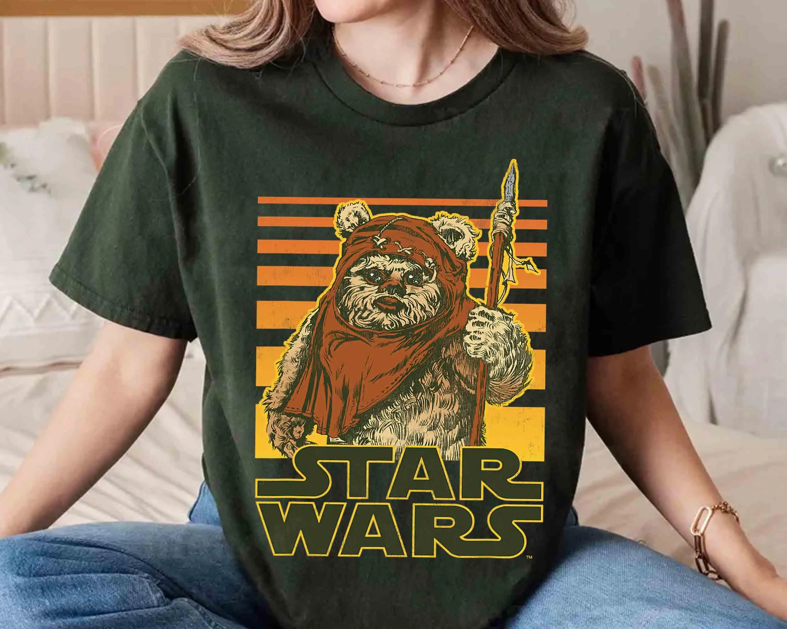 スターウォーズ ウィケット レトロ イウォーク サンセット ハーフトーン グラフィック シャツ、ギャラクシー エッジ ハリウッド スタジオ ユニセックス コンフォート カラー ®   Tシャツ