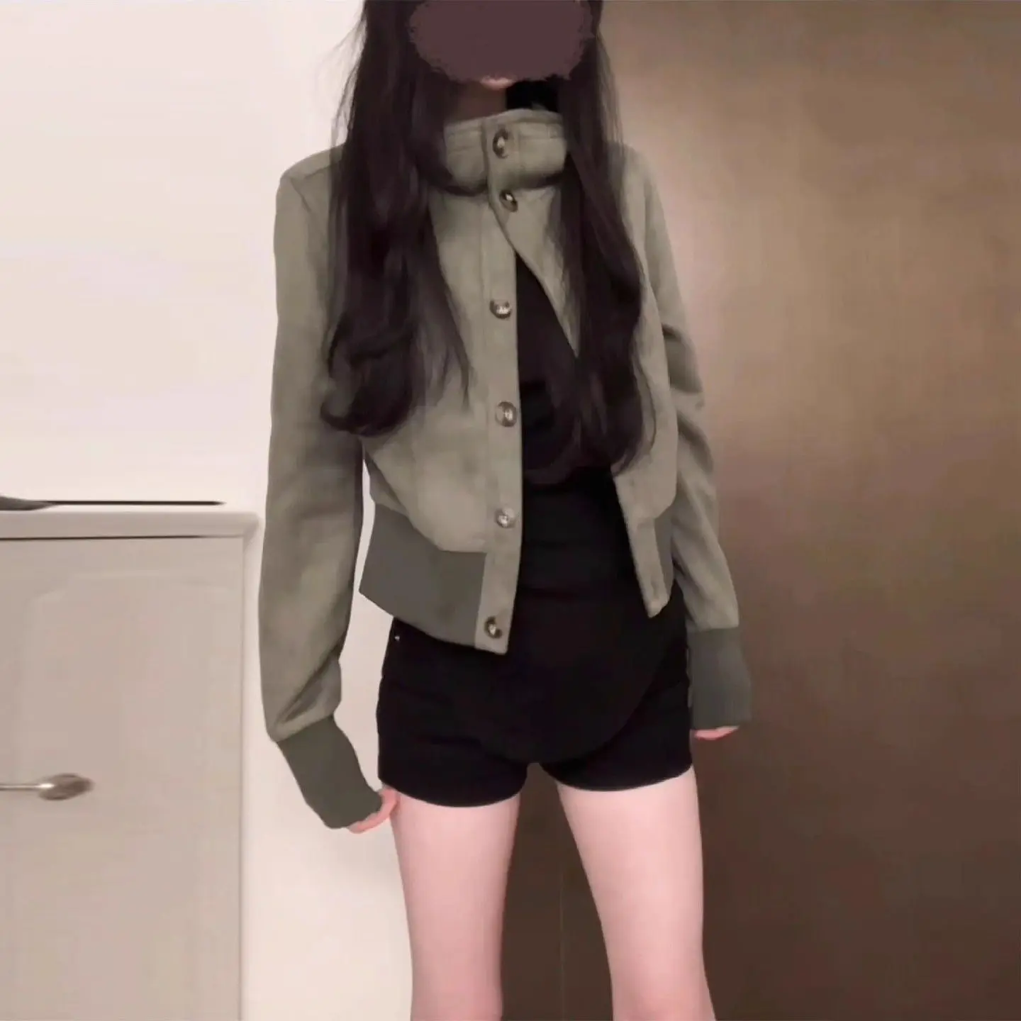 

Куртка с воротником-стойкой в стиле ретро с уникальным, крутым и стильным дизайном; Короткая куртка на осень и зиму 2025 года.