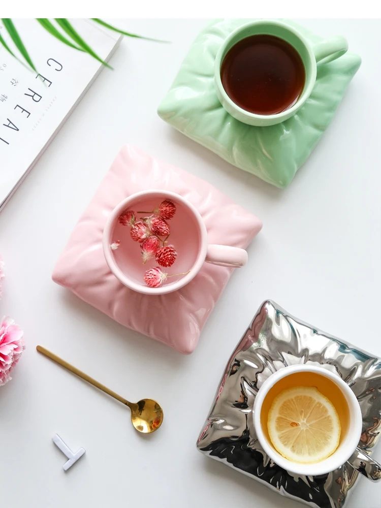 

Pillow-shaped Saucer Coffee Mugs Whiskey Glass Portable Wine Golden Lovely Dessert Dish Travel Ceramic Mug 200ml Juice Cup