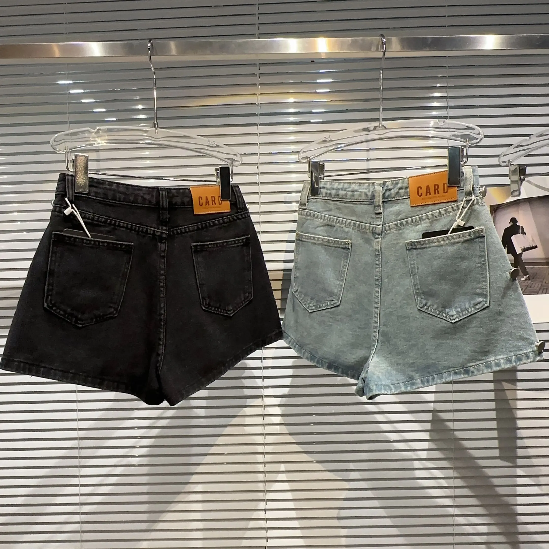 Zomer 2023, trendy ort denim rok met knoopdetail en waterdiamantblauwe A-lijn rok voor jonge vrouwen