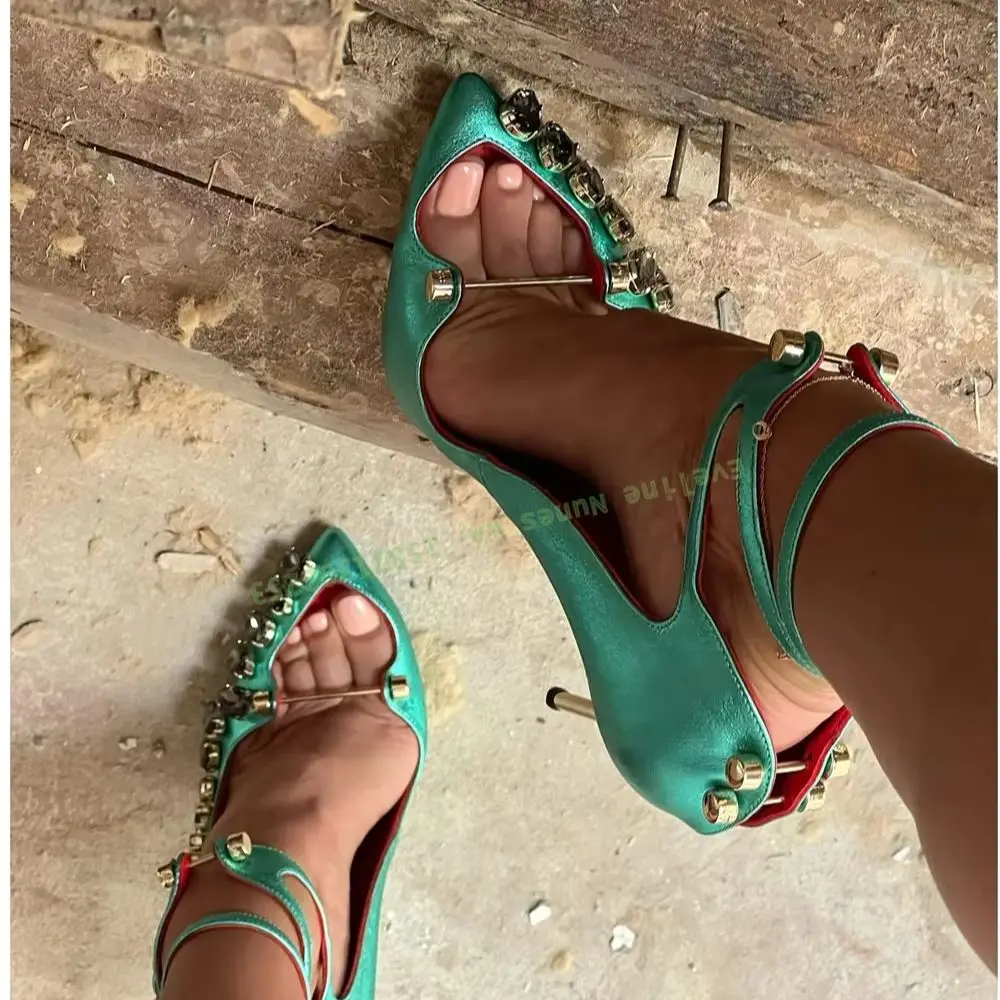 

Зеленые металлические высокие сандалии с отделкой драгоценными камнями и металлическими гвоздями. Женские летние туфли для подиума 2024, сексуальные женские туфли-лодочки с острым носком и ремешком на щиколотке.