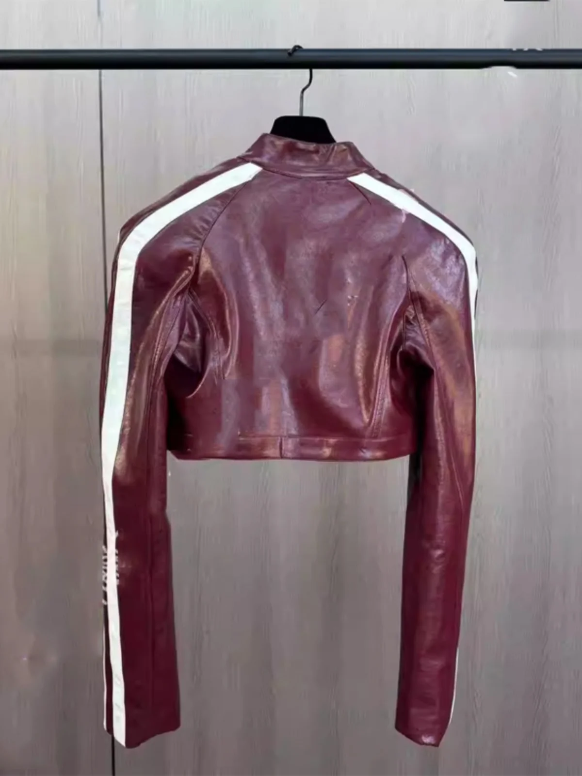 Giacca in Pelle PU Retrò con Strisce Americane Uniche, Nuovo Stile Versatile da Motociclista per Donna, Primavera