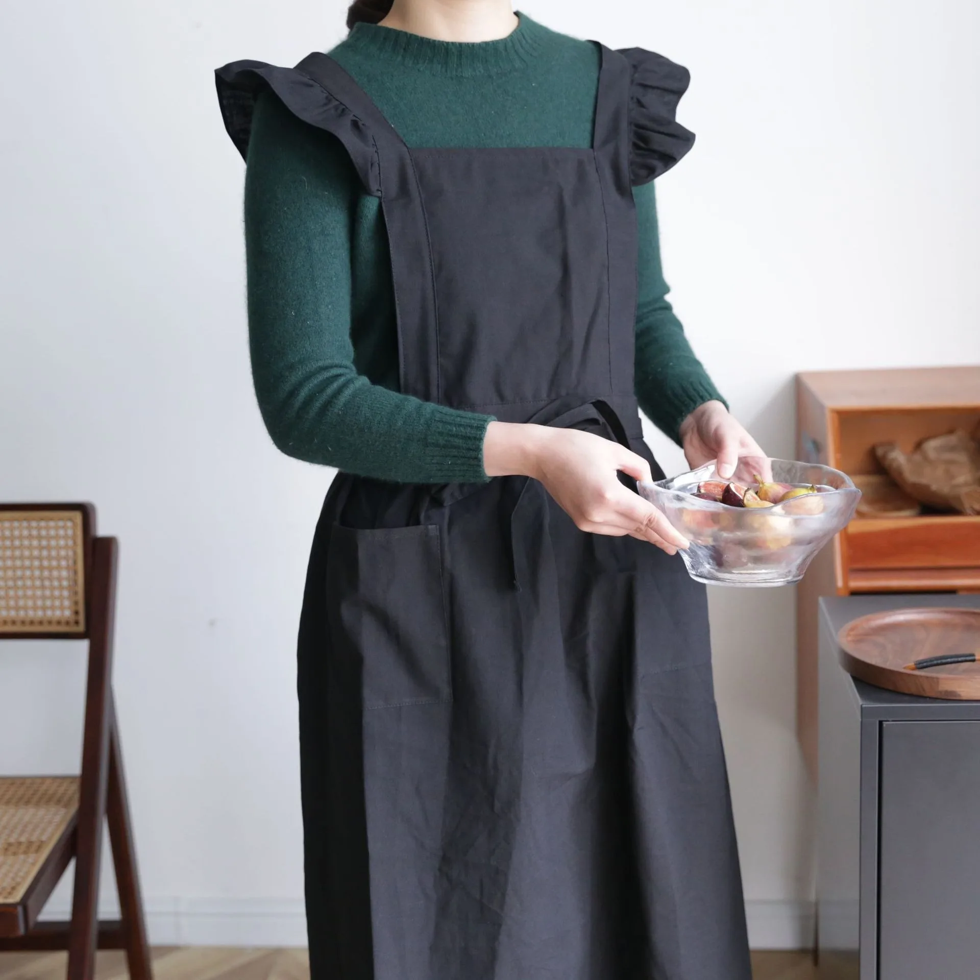 Stain-resistant Cotton Linen Black Ruffled Kitchen Apron Women's Sleeveless Breathable Solid Smock For Cooking Gardening Baking