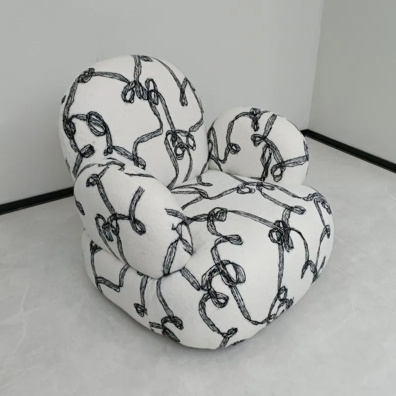 Cremefarbenes Stoffsofa, Wohnzimmer, Balkon, einfache Business-Freizeit