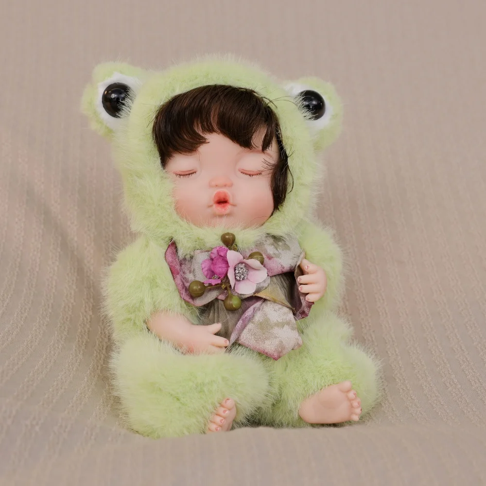 10 Inch Afgewerkte Reborn Babypop Volledige Kawaii Vinyl Meisje Originele Groene Kikker Hoed Levensechte 3D Huid Reborn Voor Kinderen Kerst Speelgoed