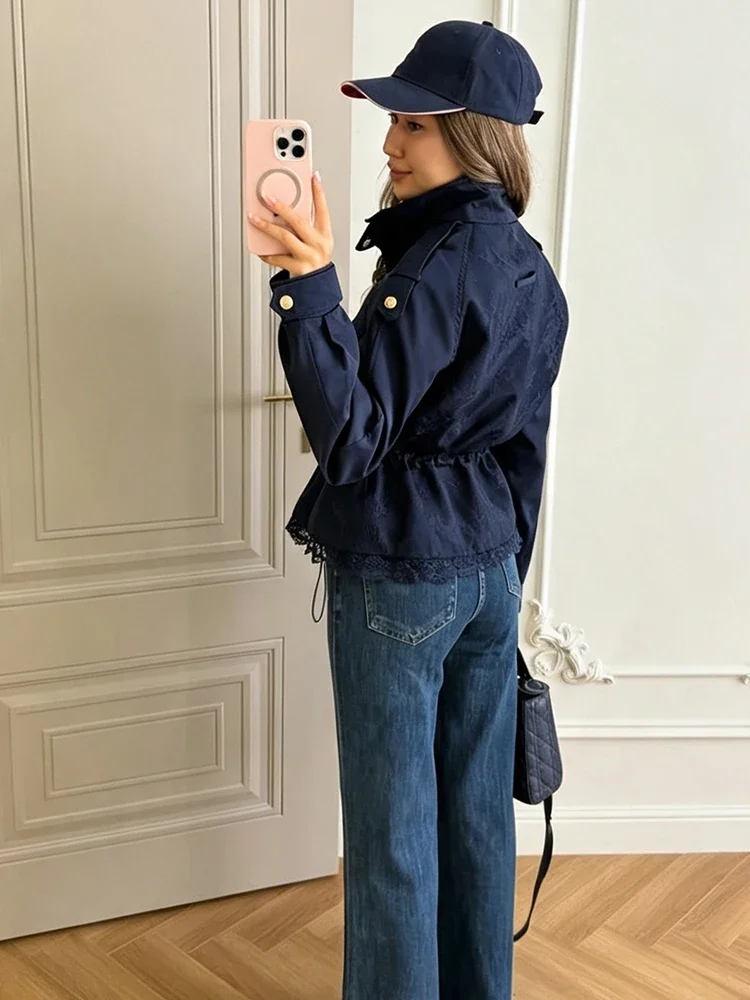 Elegante Jacke mit Spitzenbesatz am Rücken, Stehkragen, Kordelzug in der Taille, gerafften Puffärmeln, Herbst-Outfit für Damen. – Detail 13