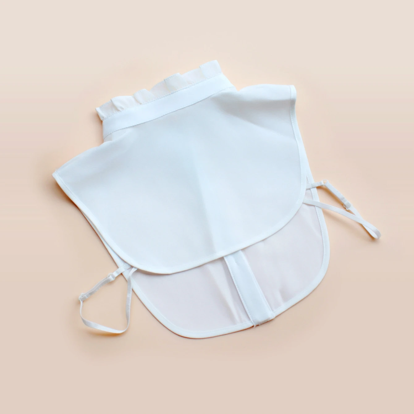 Stand-up collar ruffled false collar. Fashionable and versatile adjustable false collar. Simple white shirt collar design. Elega