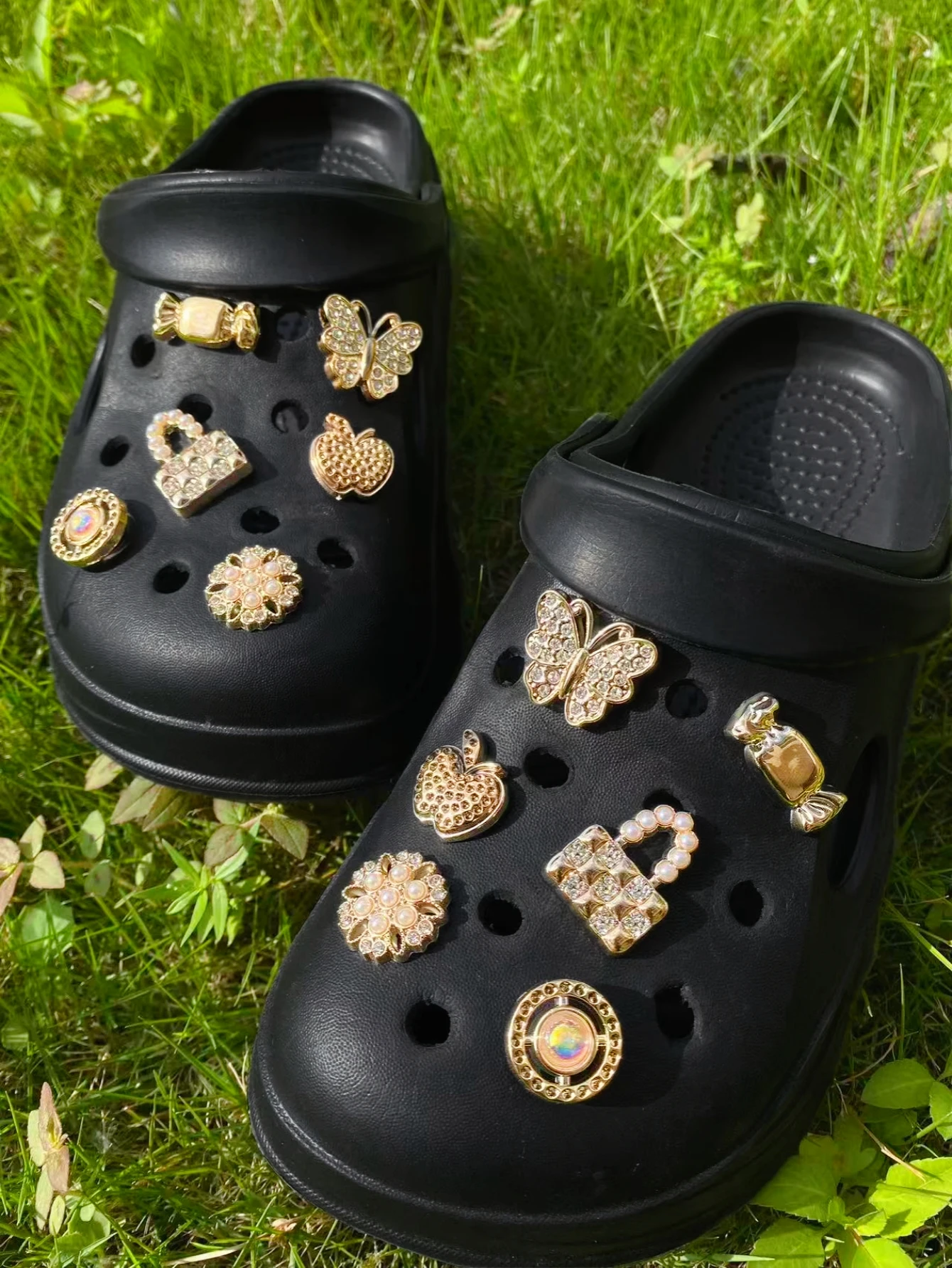 12 Stück goldene Modebonbons, gepunktete Diamantschmetterlinge, kleine Taschen, Äpfel und andere Schuhschnallen aus ABS-Harz, DIY-Dekoration