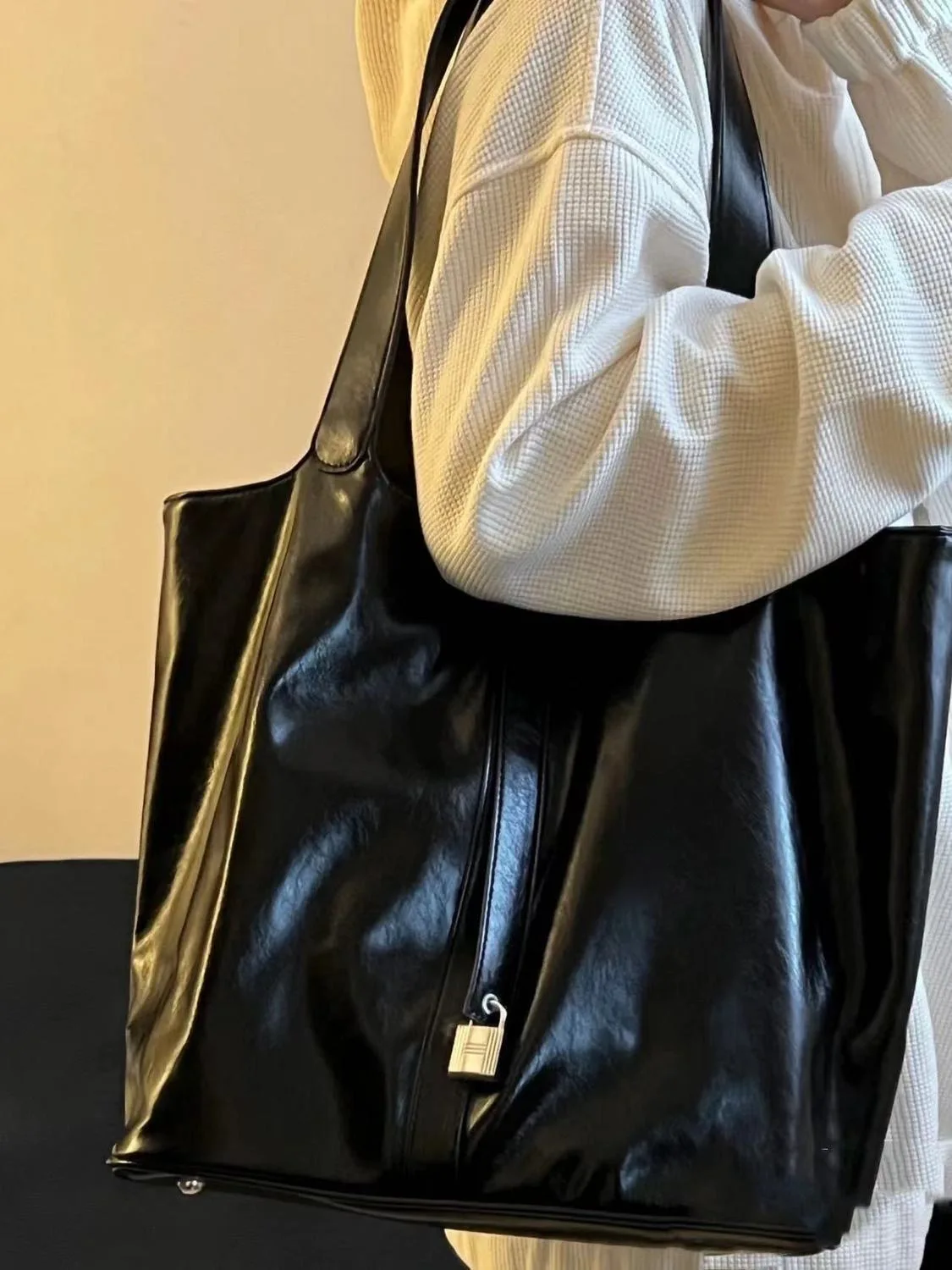 Vintage Black Shoulder Bags for Women Large Capacity Soft Commuter Tote Bag Lady Retro Simple Big Bucket Handbag Shopper Carry