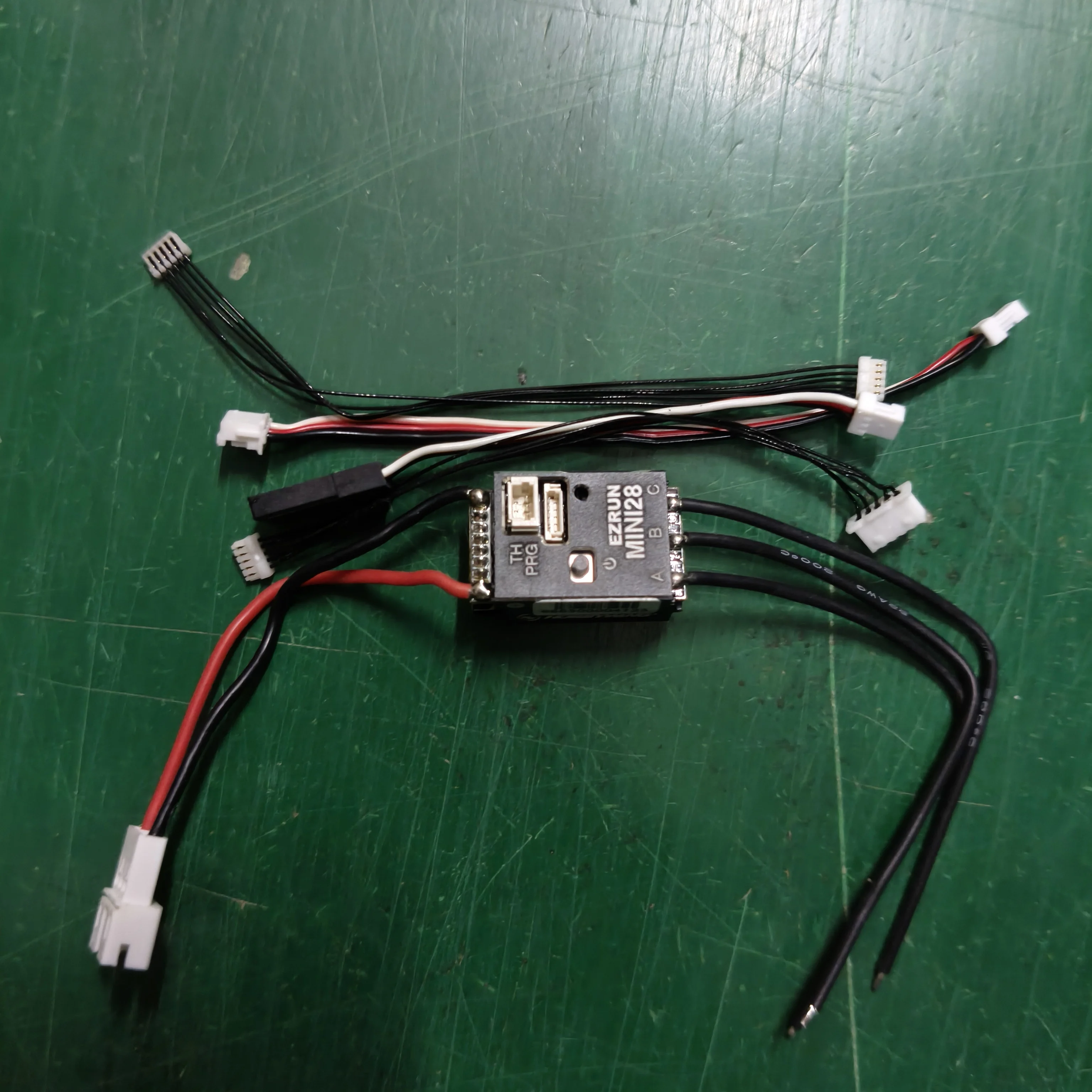 

Hobbywing Бесщеточный ESC небольшого размера Поддержка настройки Bluetooth EZRUN MINI28 30A Сенсорный для 1/28 GL Racing/Drift Car
