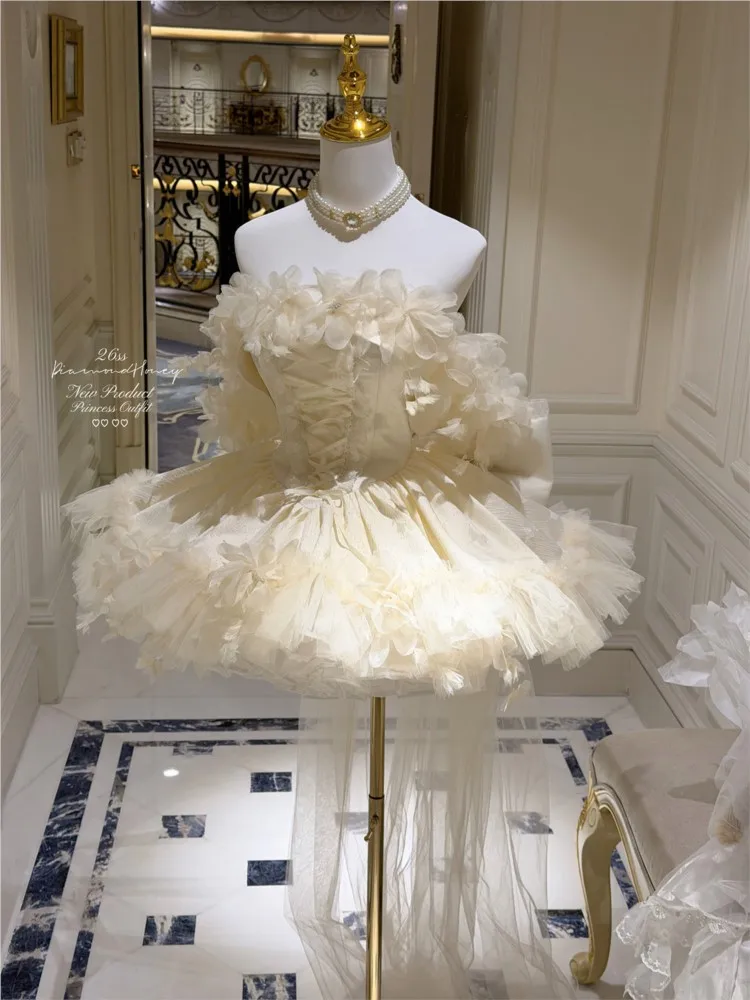 

Абрикосовое короткое платье для дня рождения, церемонии совершеннолетия или свадьбы с длинной фатиновой юбкой.