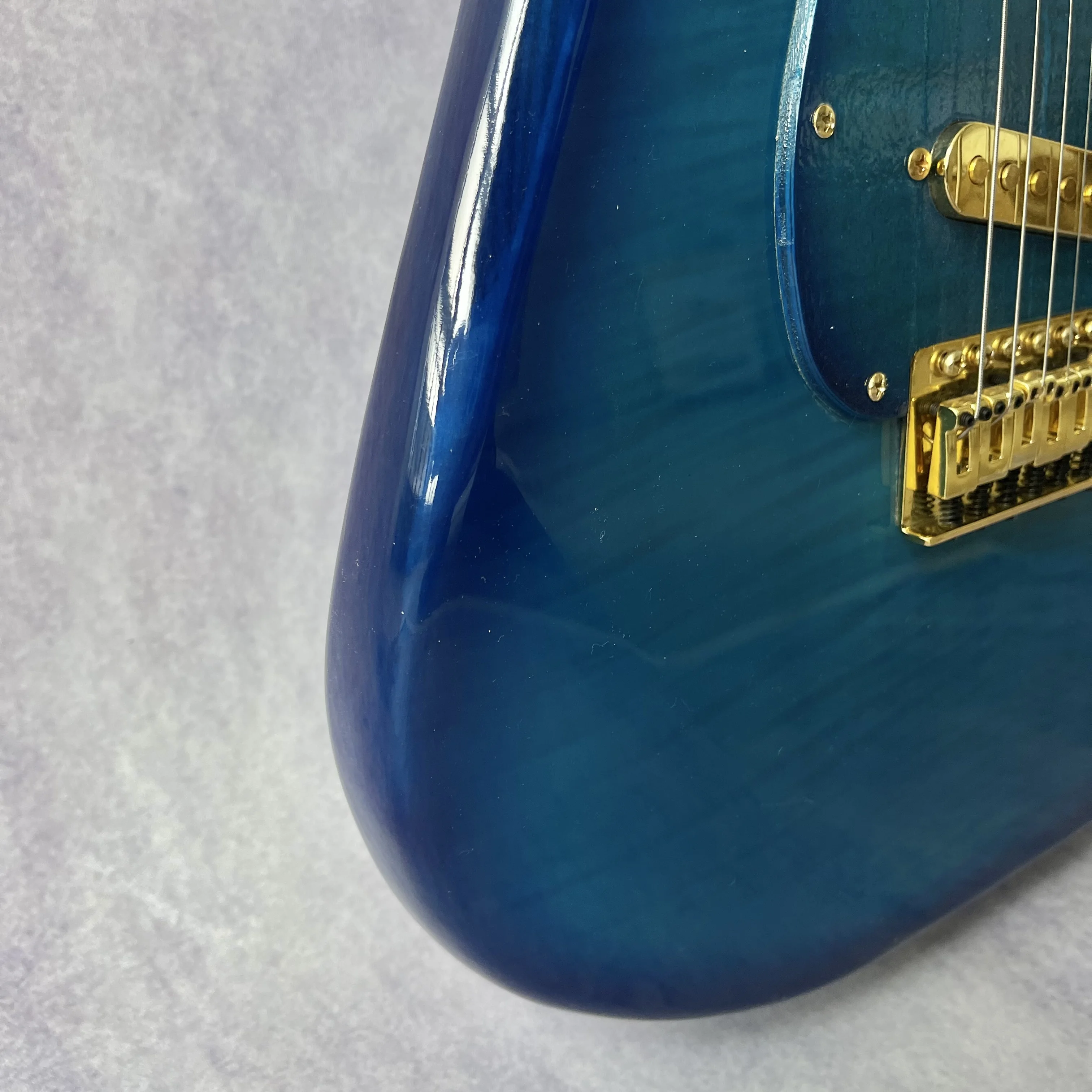 Custom Special Royal Blue Standard STa Electric Guitar 6-string Golden Hardware Hign Quality Guitarra