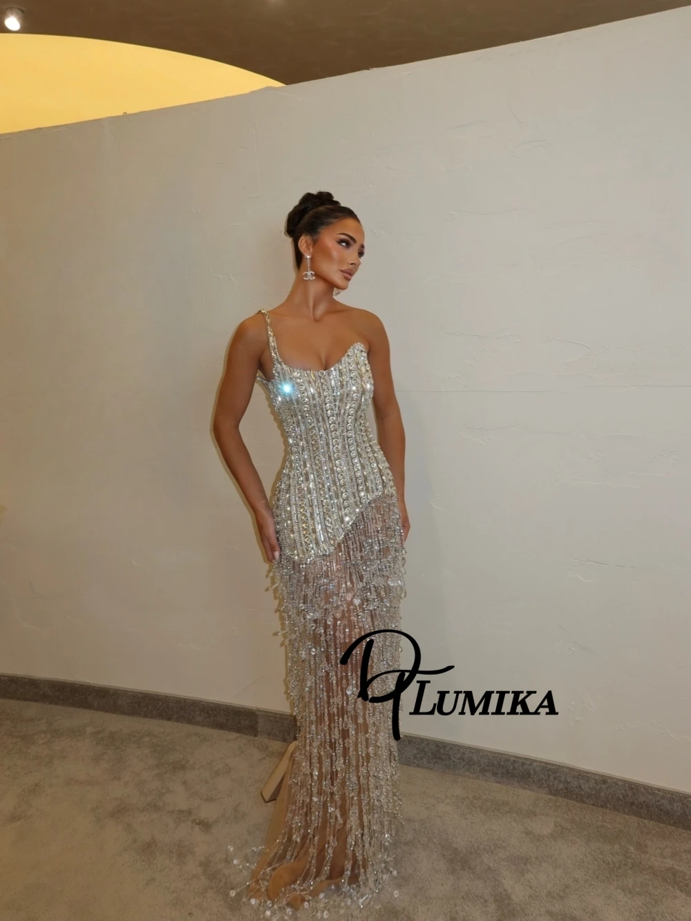 

Изысканное вечернее платье на одно плечо, полностью украшенное мерцающим серебряным кристаллом и кисточками, платье для выпускного вечера, очаровательный эффектный корсет