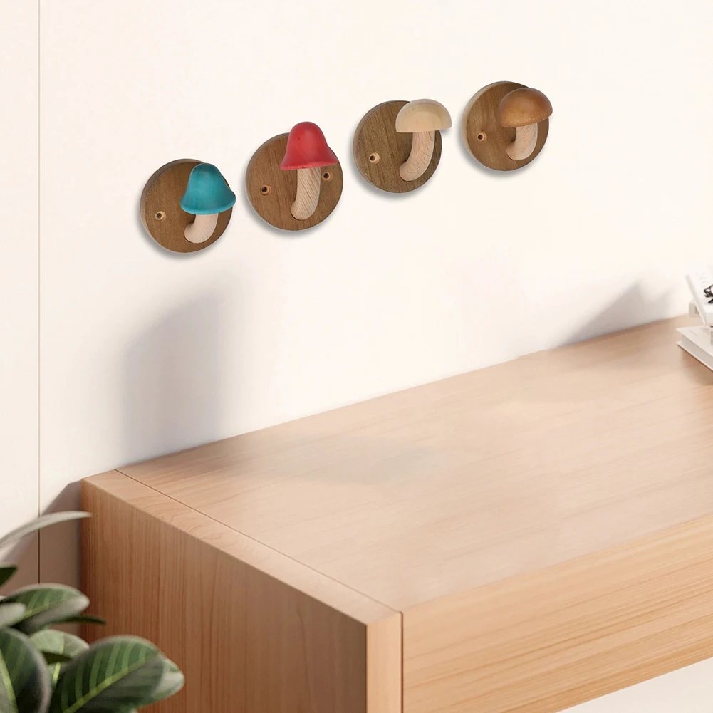 Vierdelige houten paddenstoelhaken met expansieschroeven voor het ophangen van handdoeken, tassen en accessoires in keuken of slaapkamer