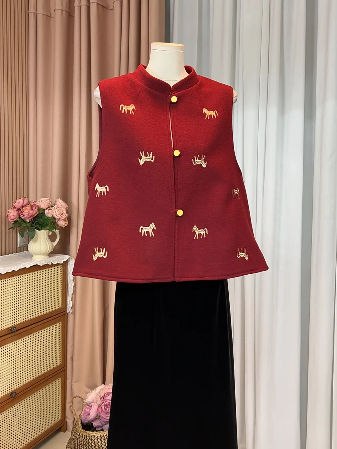 Chaleco rojo bordado con cuello alto y un solo botón para mujer, elegante y a la moda, novedad de primavera, chaleco para montar a caballo.