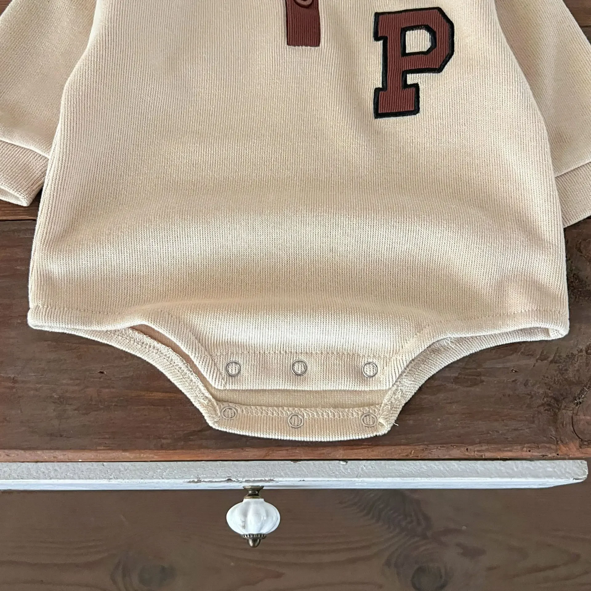 Pagliaccetto da neonato in stile coreano: body con bretelle a triangolo ricamato per bambine, perfetto per avventure all'aria aperta