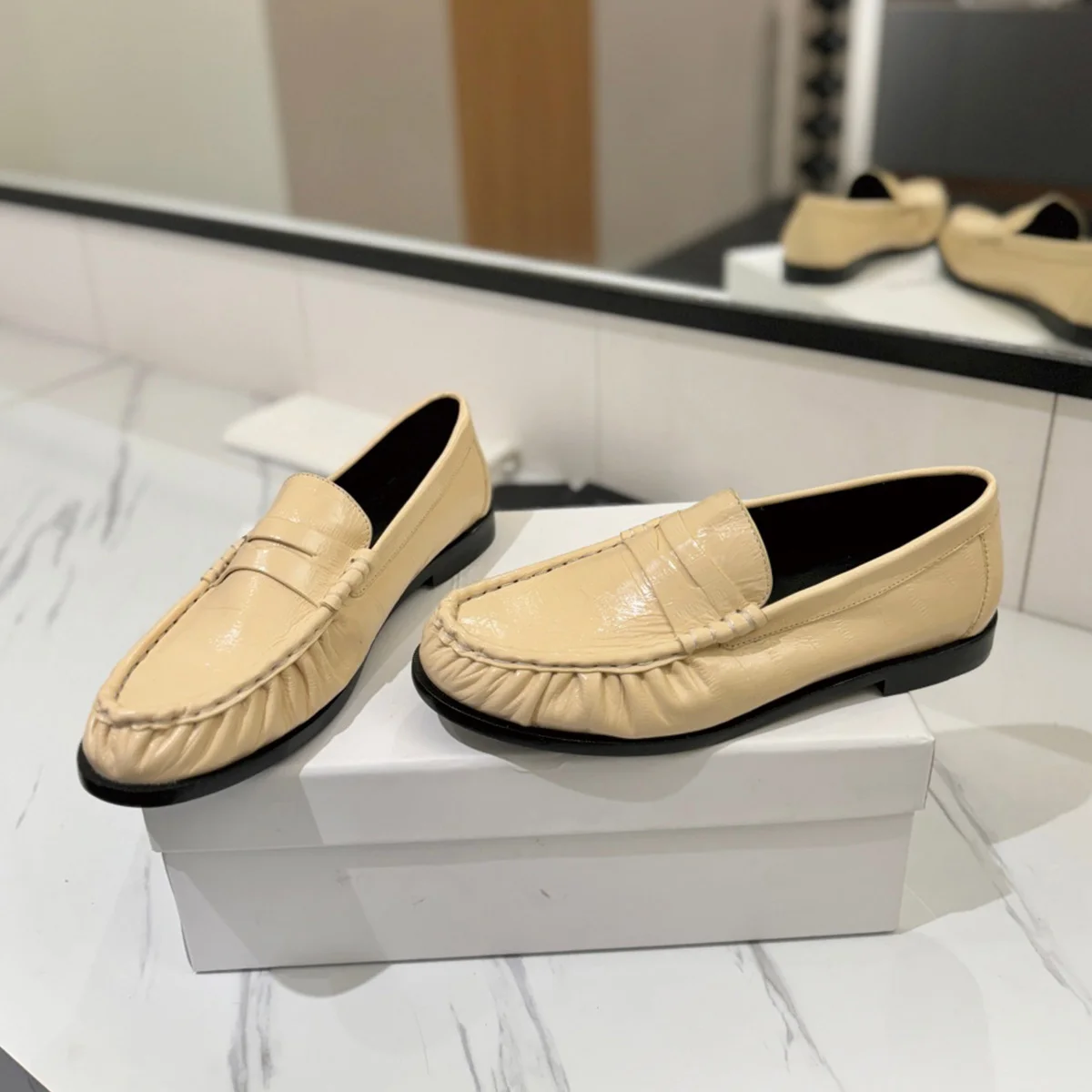 2026 High Quality Autumn Women Flat Shoes Pleated Surface Smooth Wear Resistant Footwear ch26022347