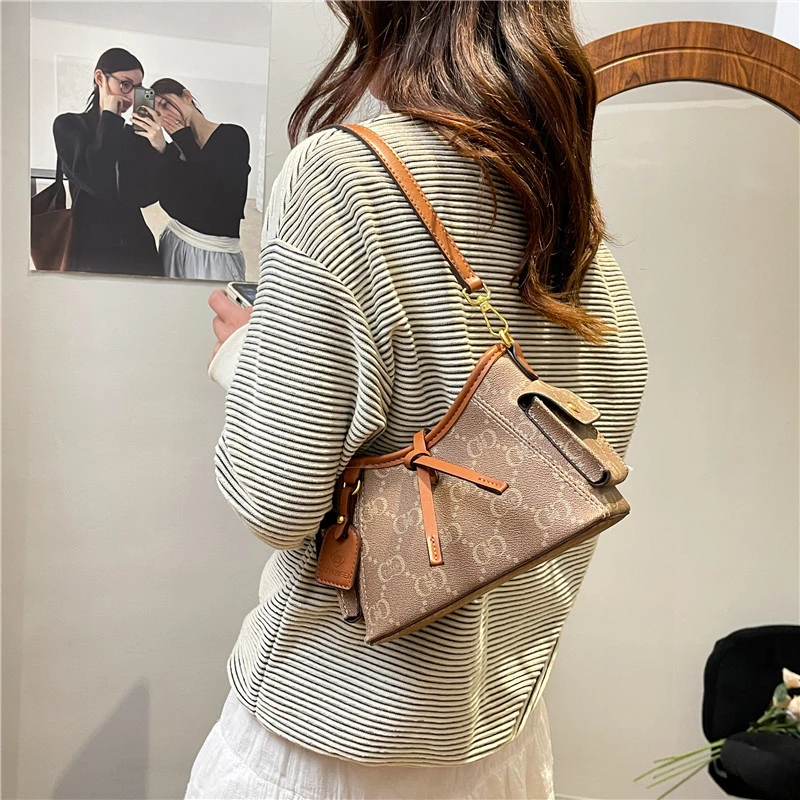 Klassische, elegante Leder-Umhängetasche für Damenhandtasche mit Schultergurt. Berühmter Designer macht den Luxusartikel her