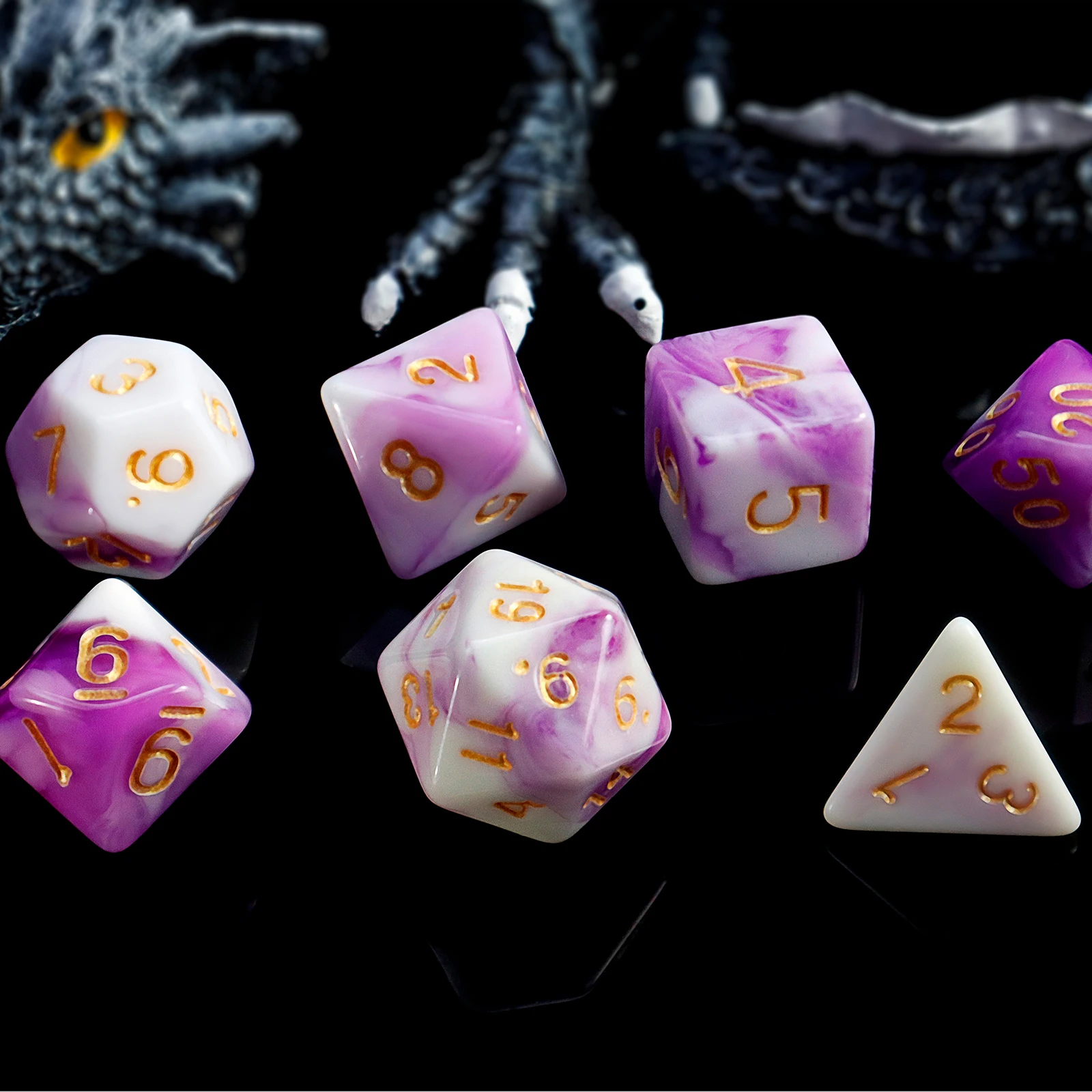 

7. Многогранные игральные кости фиолетового и белого цвета с элегантными золотыми цифрами — идеально подходят для встреч и праздников.