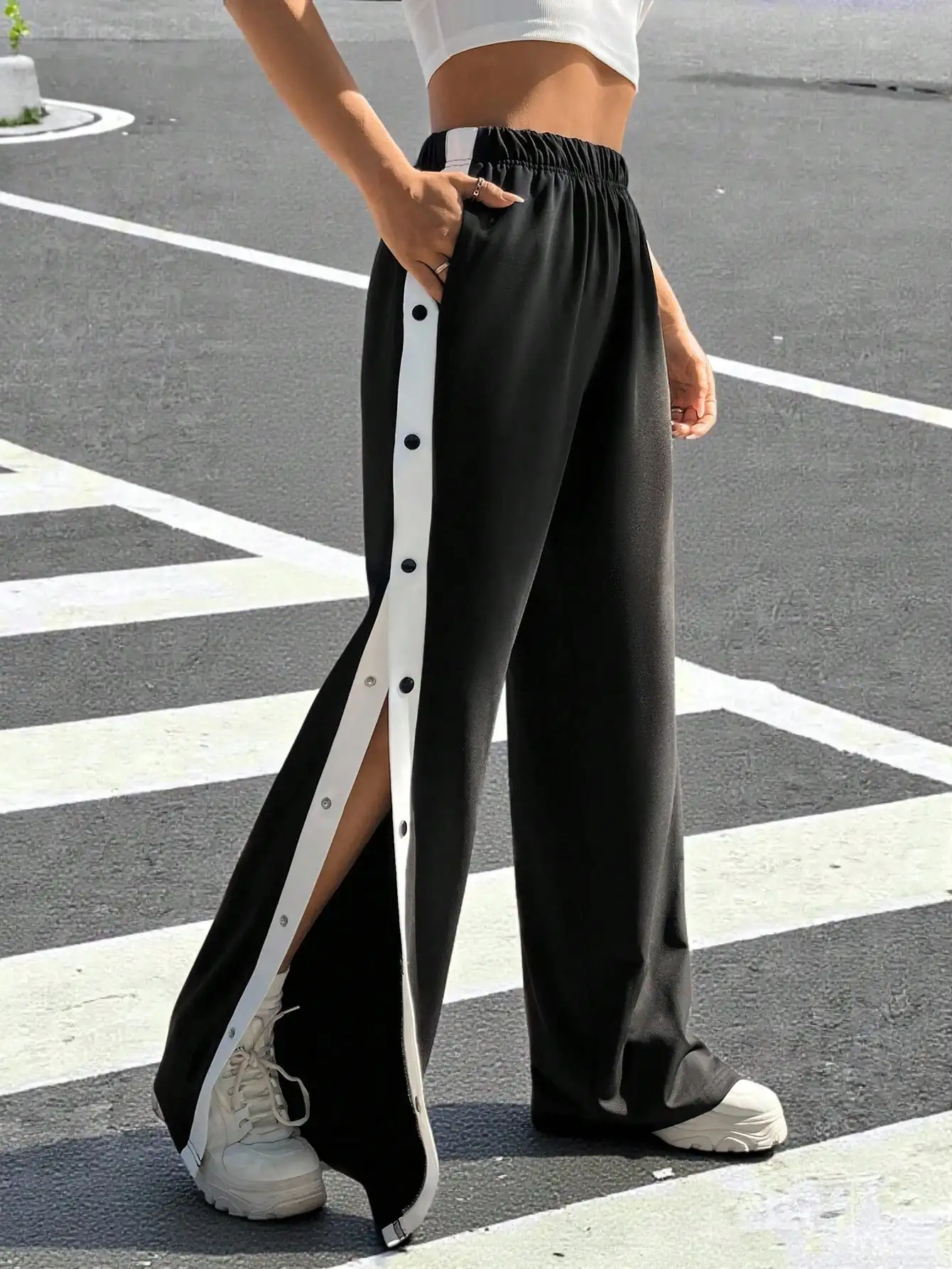 

Черные широкие брюки с белой боковой вставкой и кнопками-застежками
