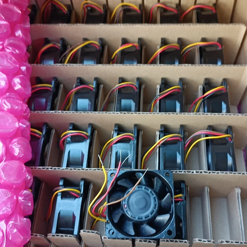 سانيو دينكي 9WL0612P4S009 تيار مستمر 12 فولت 0.67 أمبير 60 × 60 × 25 ملم مروحة تبريد خادم 4 أسلاك