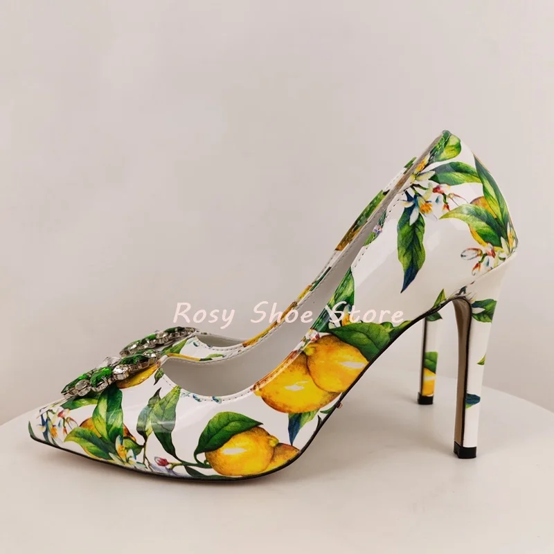 Décolleté con decorazione con fibbia a diamante in cristallo scintillante di lusso stampato squisito Décolleté a spillo da sposa pastorale con punta a punta alla moda