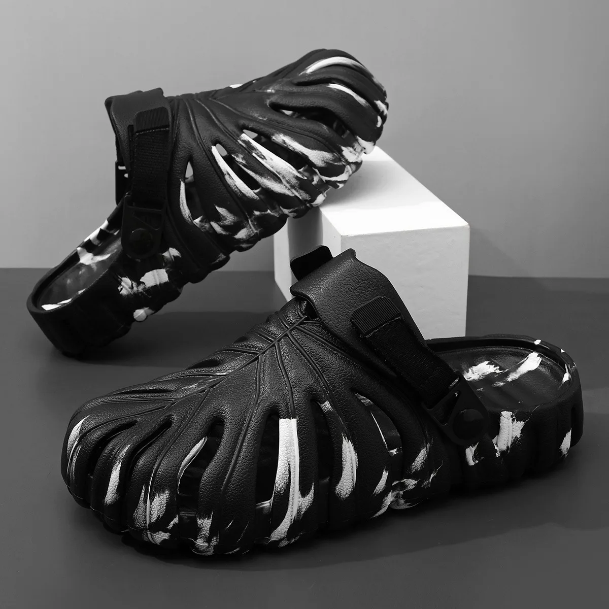 موديل 2025 من الأحذية خفيفة الوزن ومسامية ومضادة للانزلاق وعصرية وغير رسمية سهلة الارتداء، شباشب شاطئ مريحة