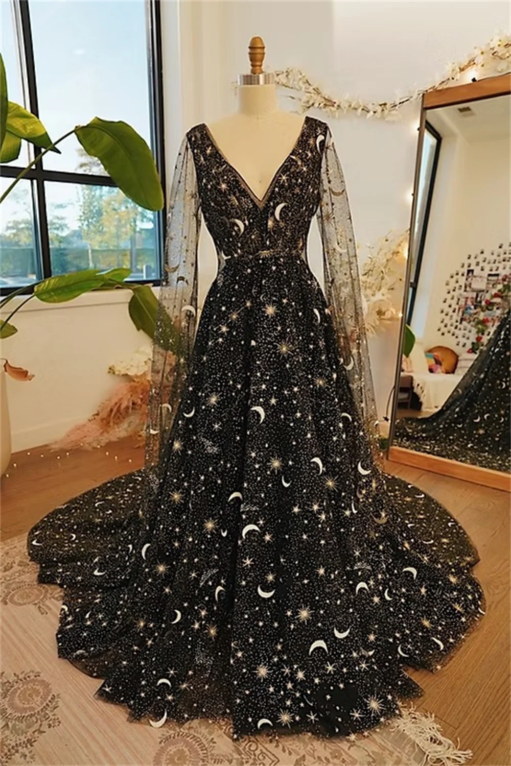 Tokyo Maßgeschneiderte schwarze Brautkleider mit V-Ausschnitt, langärmelig, rückenfrei, A-Linie, Brautkleider, Hofschleppe, elegante Brautkleider