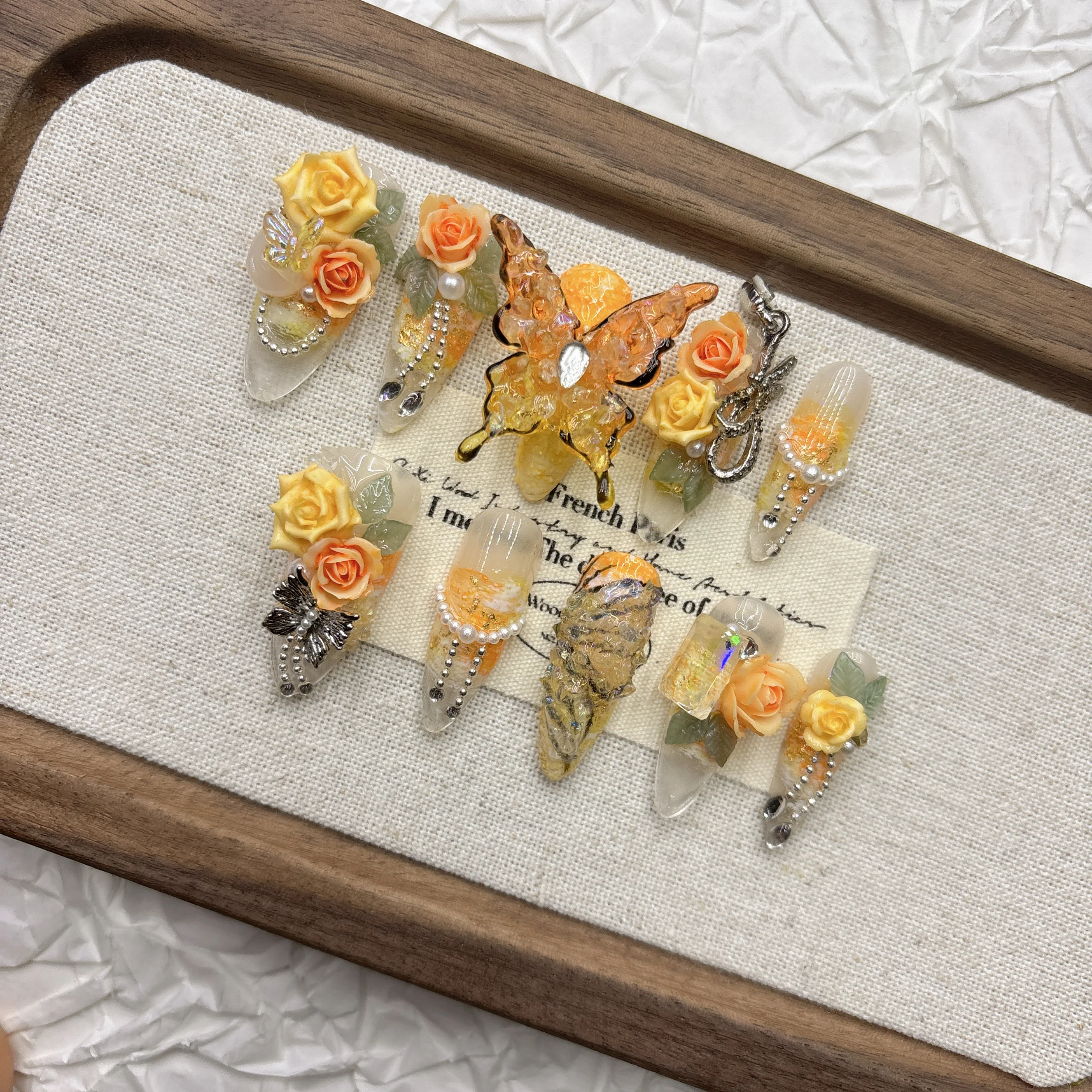 ゴールデンイエロー 3D ローズバタフライプレスオンネイル レジンラインストーン 透明ベース 3D フラワーバタフライデザイン ロマンチックフェアリーコア