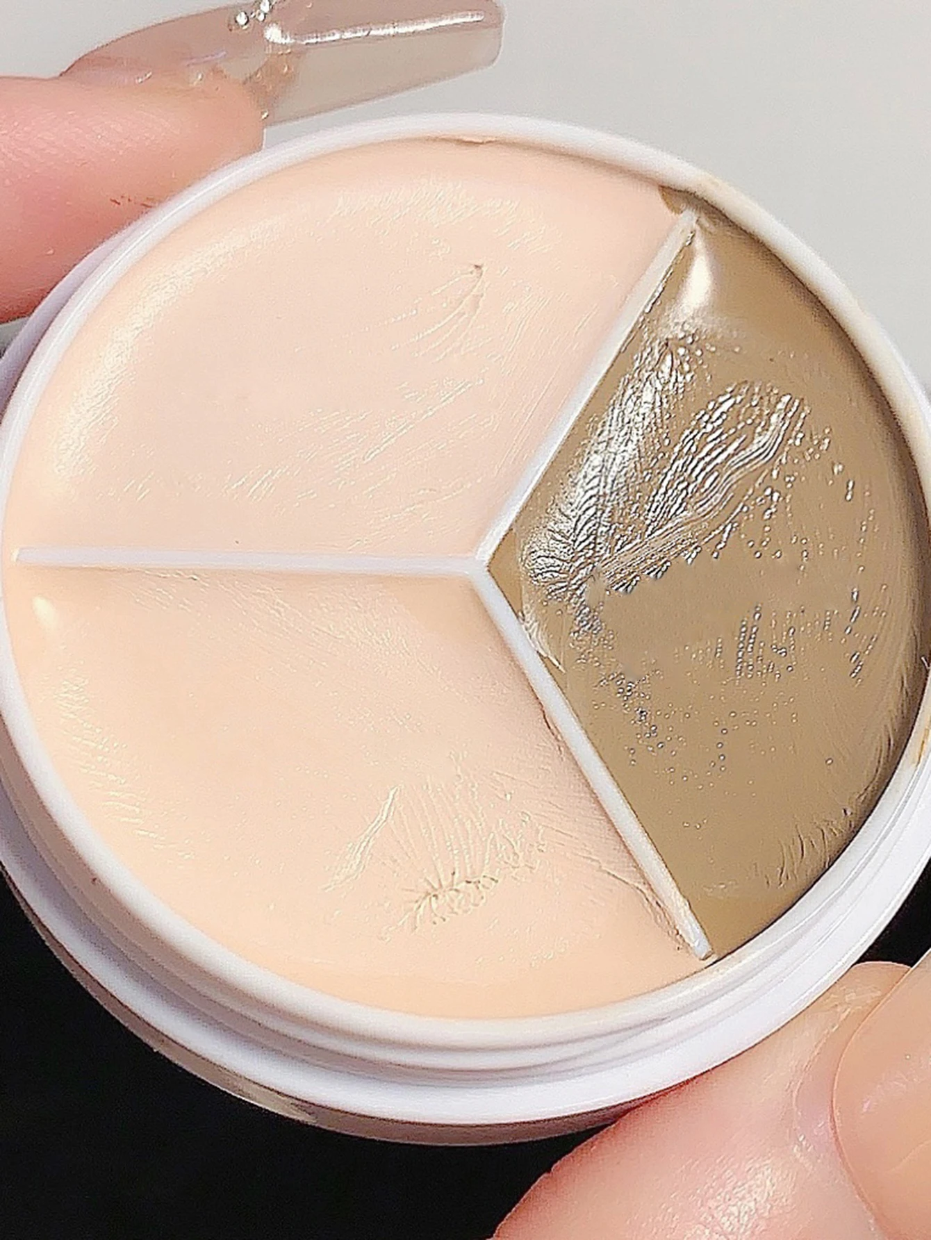 DIKALU Tri-Color Concealer hides dark circles, acne marks, tear furrows and invisible lines