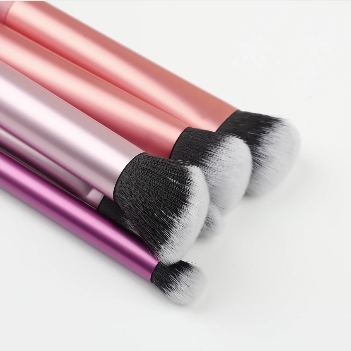 مجموعة أدوات مكياج احترافية لامعة باللون الأسود مكونة من قطعتين/مجموعة عالية الجودة بما في ذلك البودرة وأحمر الخدود والكونتور وظلال العيون وهايلايتر