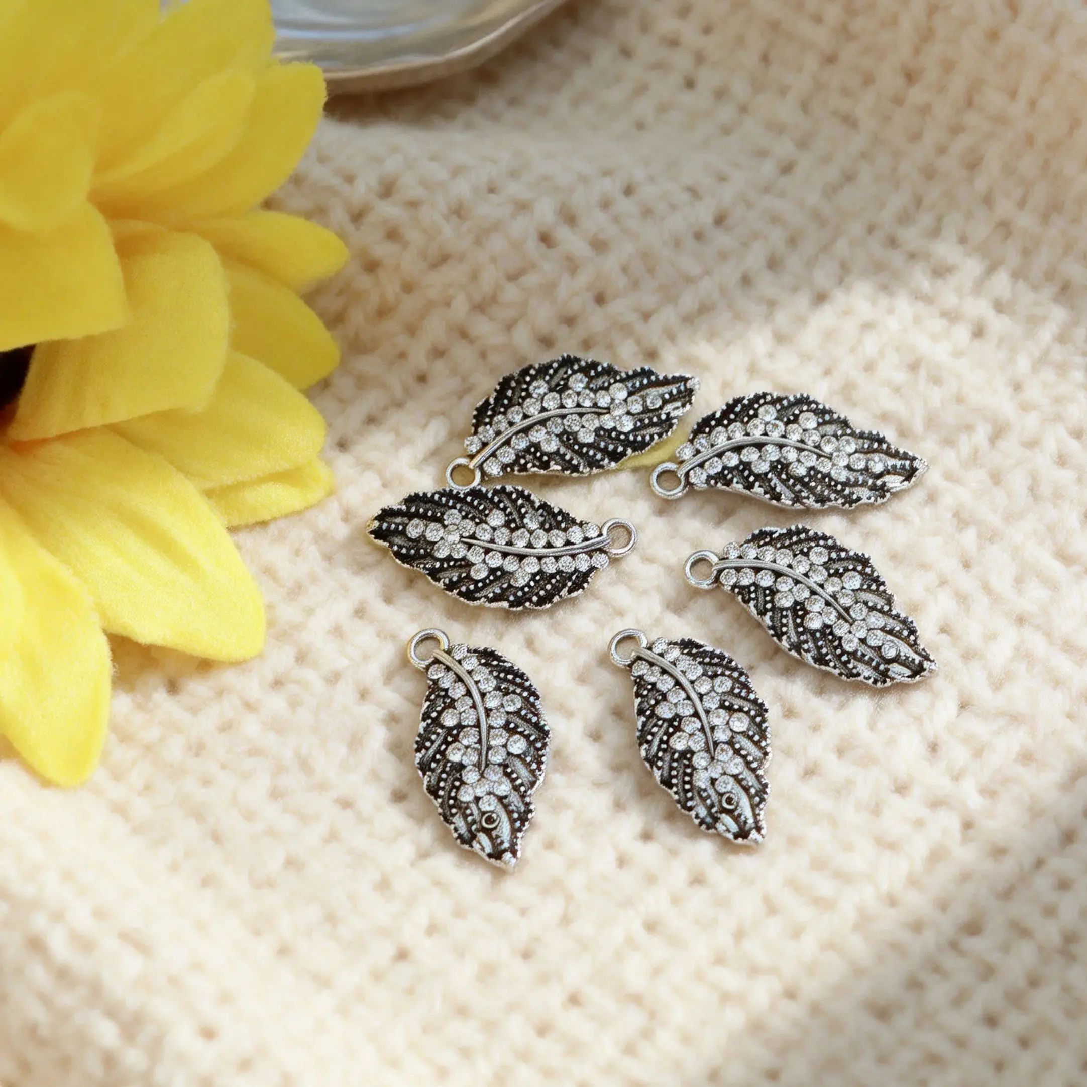 2pcs Leaves Alloy Buttons,Sparkling Diamond-encrusted Rhinestone for DIY Phone Case,Handmade Hair Accessories,Clothing Decor