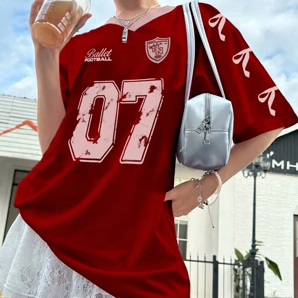 

Спортивные теннисные футболки с V-образным вырезом, большие размеры, для подростков и девушек, укороченные топы с принтом цифр, свободные, с бантом и надписью, для путешествий