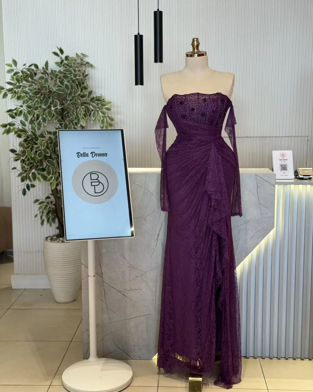 Nowa Sukienka Wieczorowa/Balowa z Odkrytymi Ramionami, Seksownym Dekoltem, Iluzorycznym Haftem, Gorsetem z Fiszbinami, Wiązaniem w Talii i Plisami