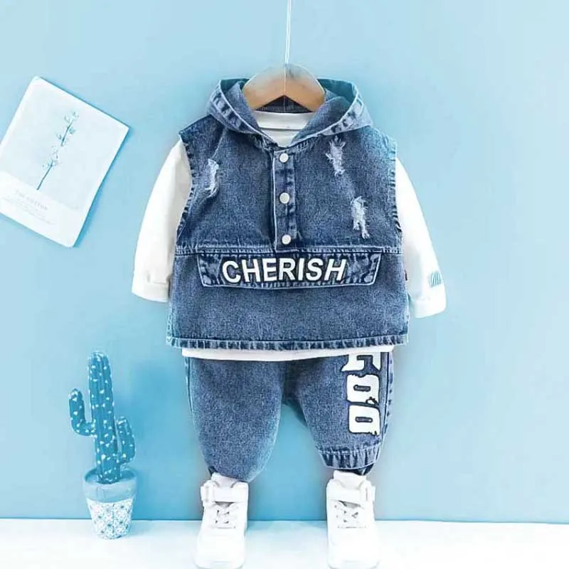 Baby Jungen Kleidung Frühling Herbst Mode zerrissen Denim Anzug Brief Denim Jacke Kapuzenweste + Bottoming Shirt + Hose 3-teiliges Set